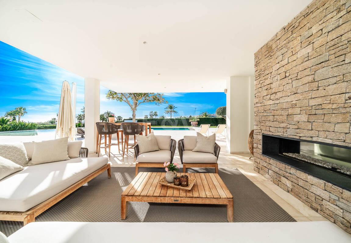 Exceptionell modern villa i gated, ultraprestigefyllda La Cerquillawith Sea Views och Private Tennis Court