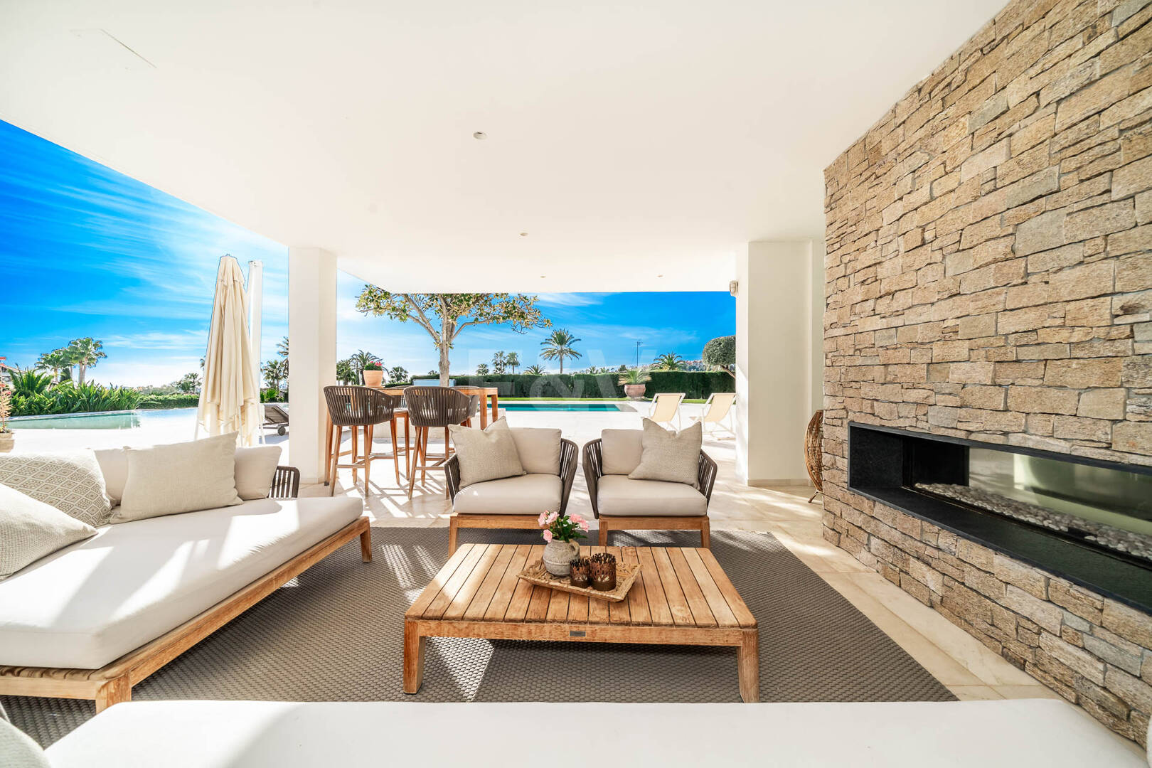 Exceptionell modern villa i gated, ultraprestigefyllda La Cerquillawith Sea Views och Private Tennis Court