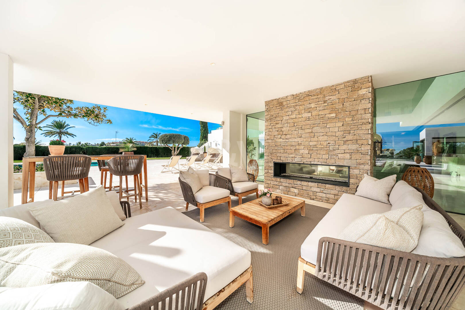 Exceptionell modern villa i gated, ultraprestigefyllda La Cerquillawith Sea Views och Private Tennis Court