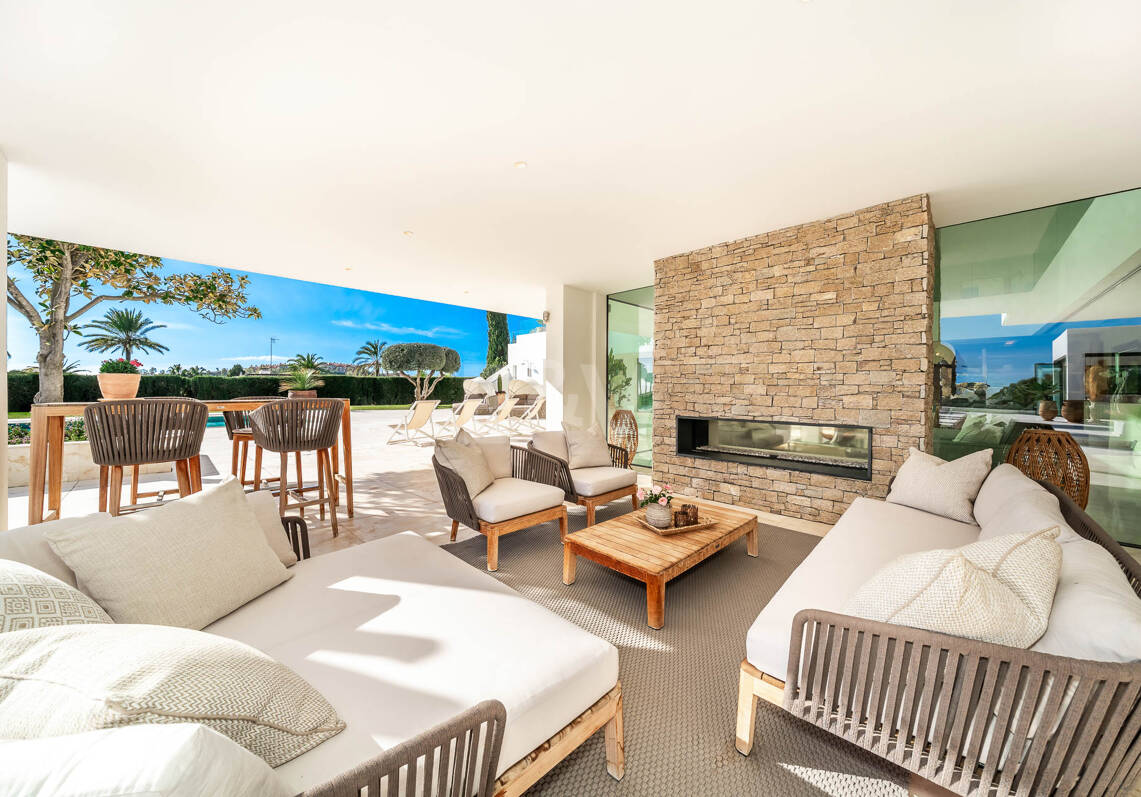 Exclusiva villa en comunidad privada con vistas al mar y pista de tenis
