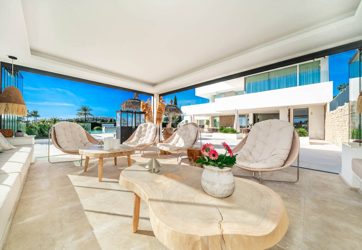 Exceptionell modern villa i gated, ultraprestigefyllda La Cerquillawith Sea Views och Private Tennis Court