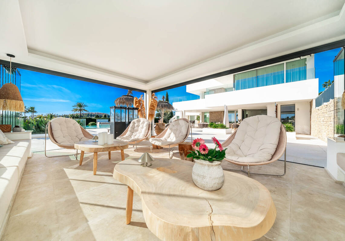 Exclusiva villa en comunidad privada con vistas al mar y pista de tenis