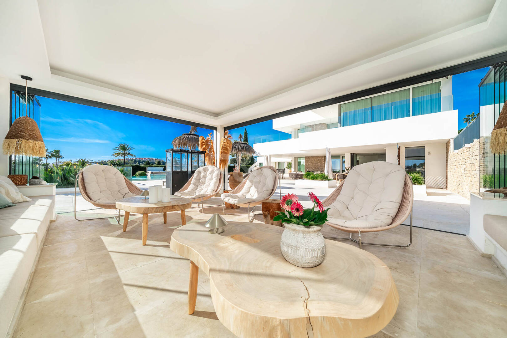 Exceptionell modern villa i gated, ultraprestigefyllda La Cerquillawith Sea Views och Private Tennis Court