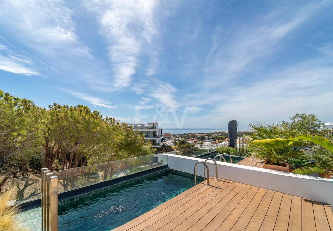 Penthouse with Roof Terrace, Private Pool and Stunning View