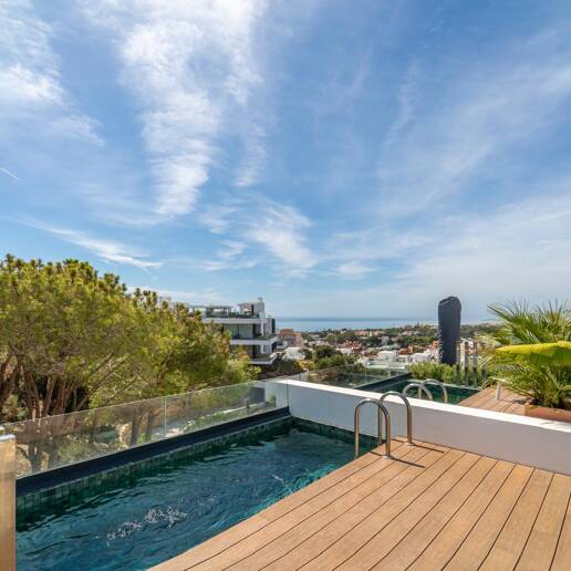 Penthouse with Roof Terrace, Private Pool and Stunning View