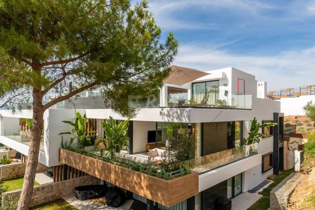 Penthouse with Roof Terrace, Private Pool and Stunning View