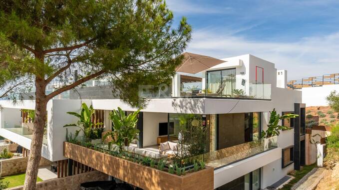 Penthouse with Roof Terrace, Private Pool and Stunning View