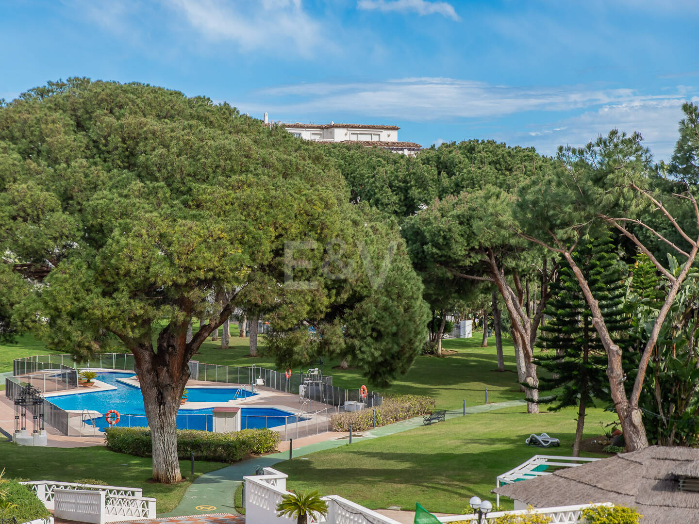 Apartamento de estilo moderno en urbanización frente a la playa en Puerto Banús