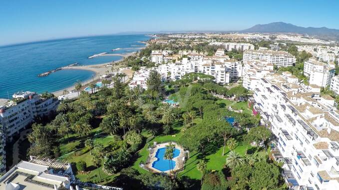 Apartamento de estilo moderno en urbanización frente a la playa en Puerto Banús