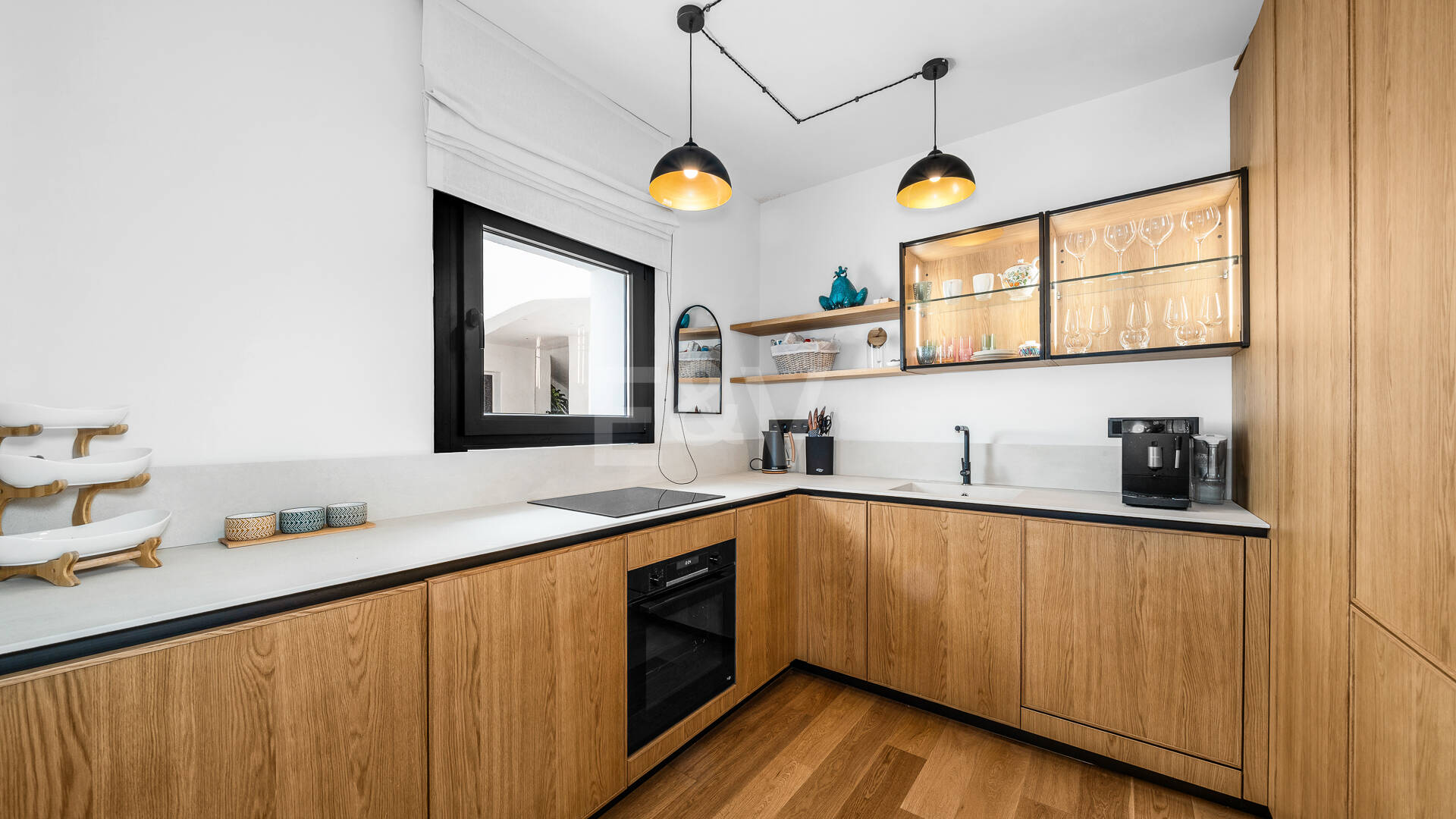 Apartamento de estilo moderno en urbanización frente a la playa en Puerto Banús