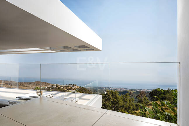 Villa contemporánea de lujo rodeada de paisajes naturales protegidos