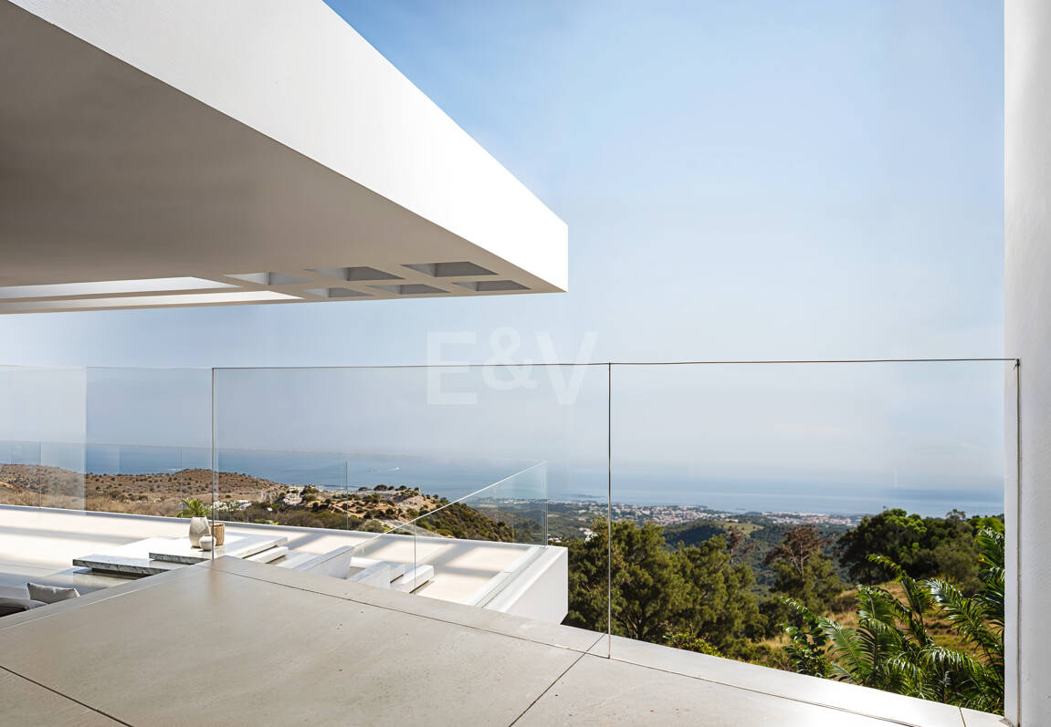 Villa contemporánea de lujo rodeada de paisajes naturales protegidos