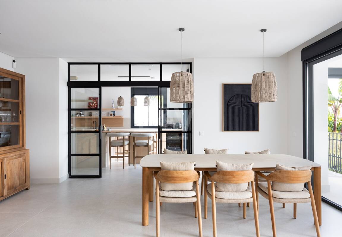 Impresionante villa andaluza con espectaculares vistas al mar en exclusiva comunidad cerrada