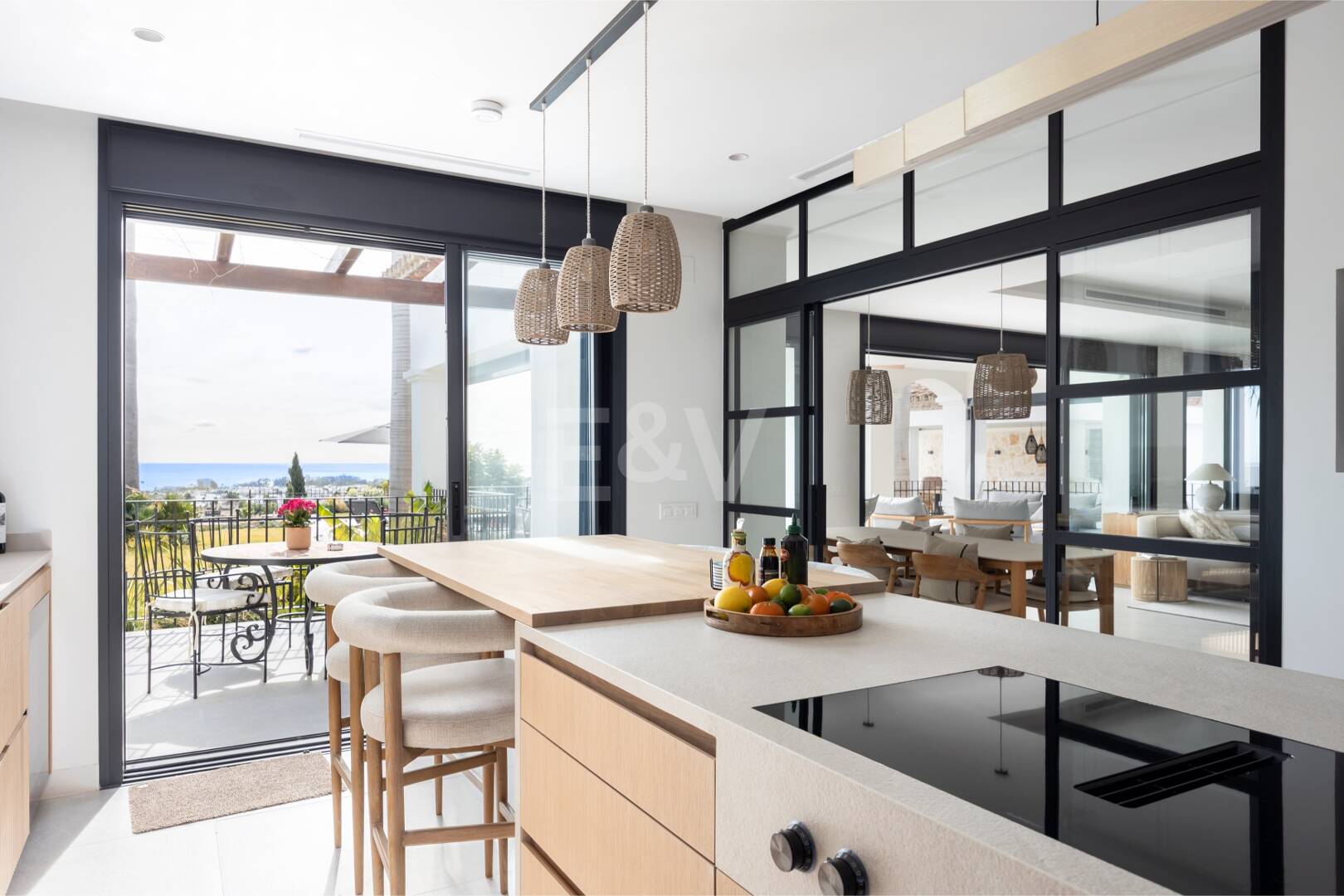 Impresionante villa andaluza con espectaculares vistas al mar en exclusiva comunidad cerrada