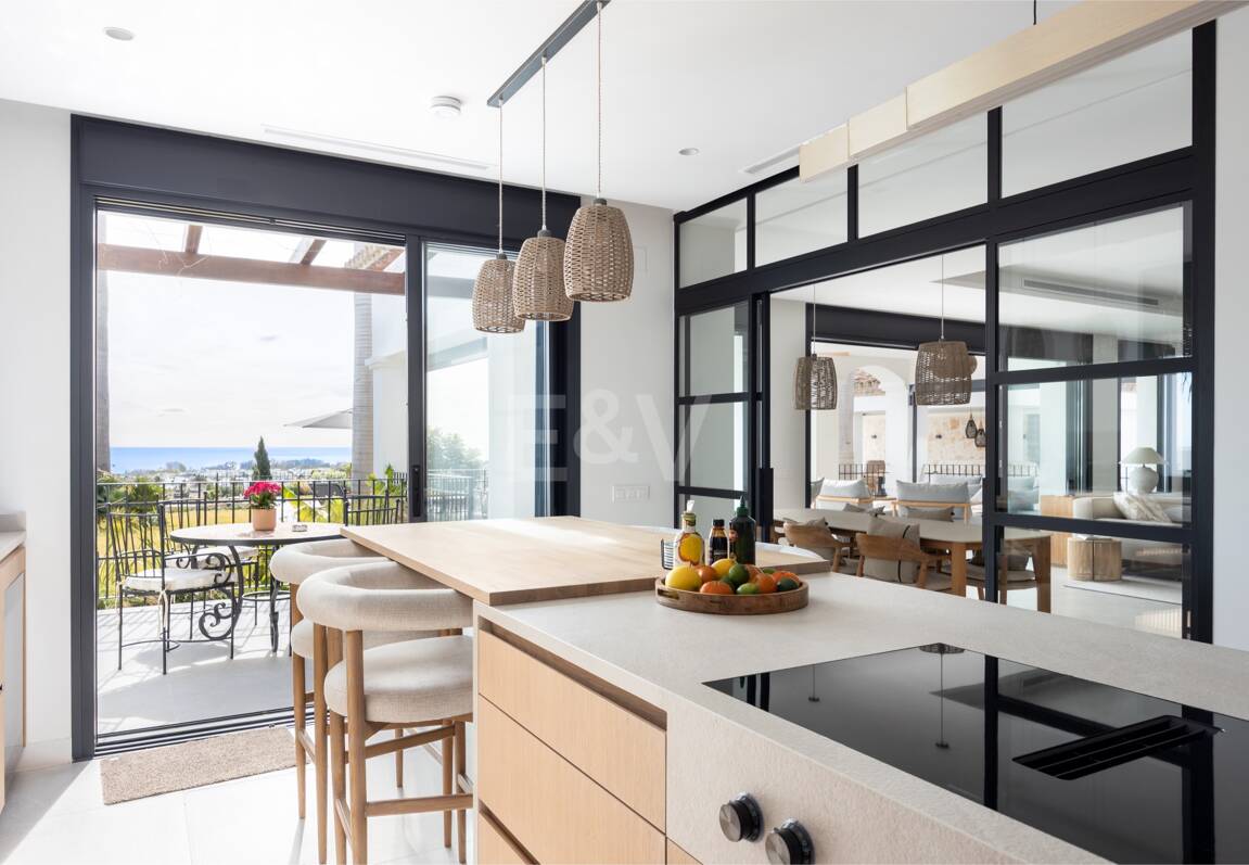Impresionante villa andaluza con espectaculares vistas al mar en exclusiva comunidad cerrada