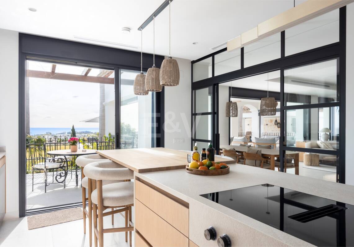 Impresionante villa andaluza con espectaculares vistas al mar en exclusiva comunidad cerrada
