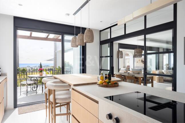 Impresionante villa andaluza con espectaculares vistas al mar en exclusiva comunidad cerrada