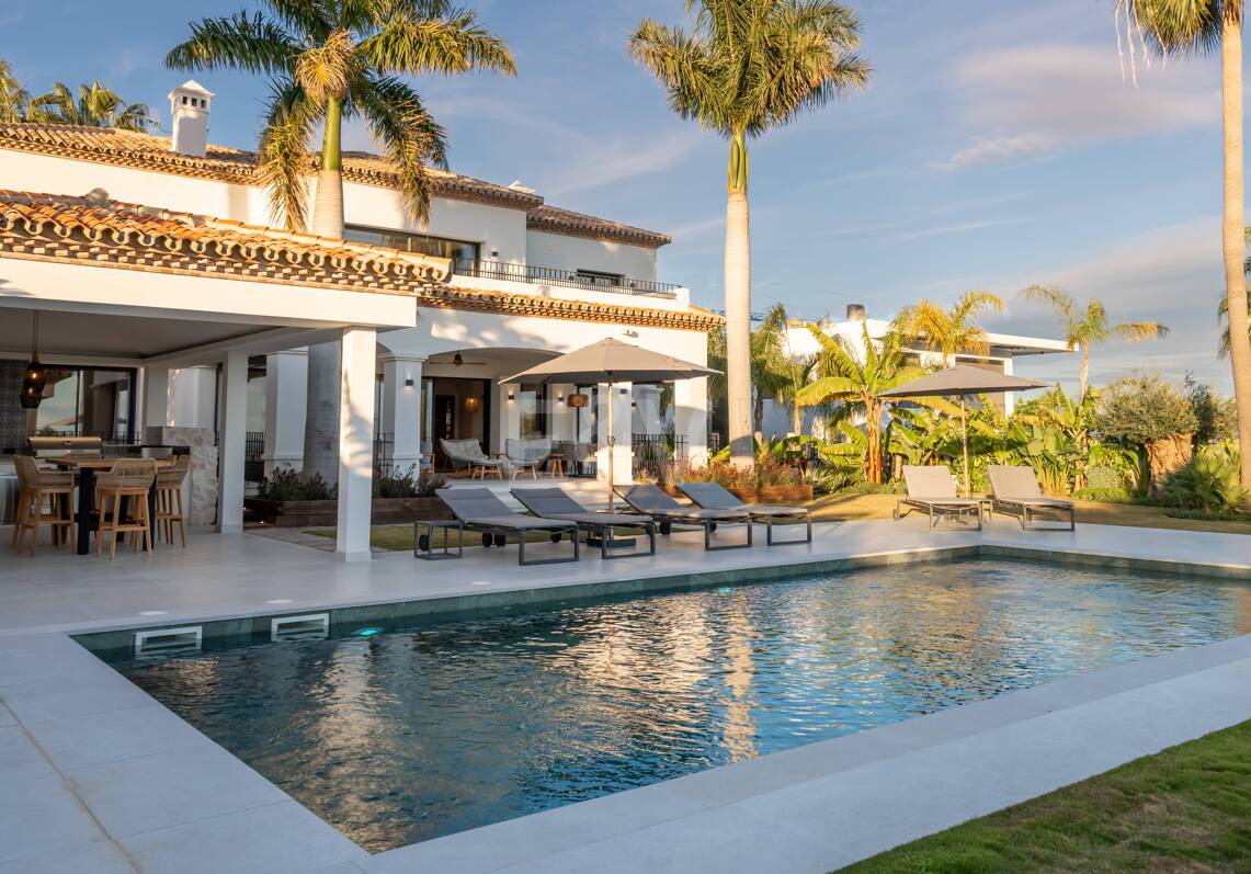 Impresionante villa andaluza con espectaculares vistas al mar en exclusiva comunidad cerrada