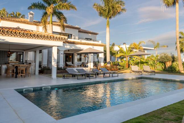 Impresionante villa andaluza con espectaculares vistas al mar en exclusiva comunidad cerrada