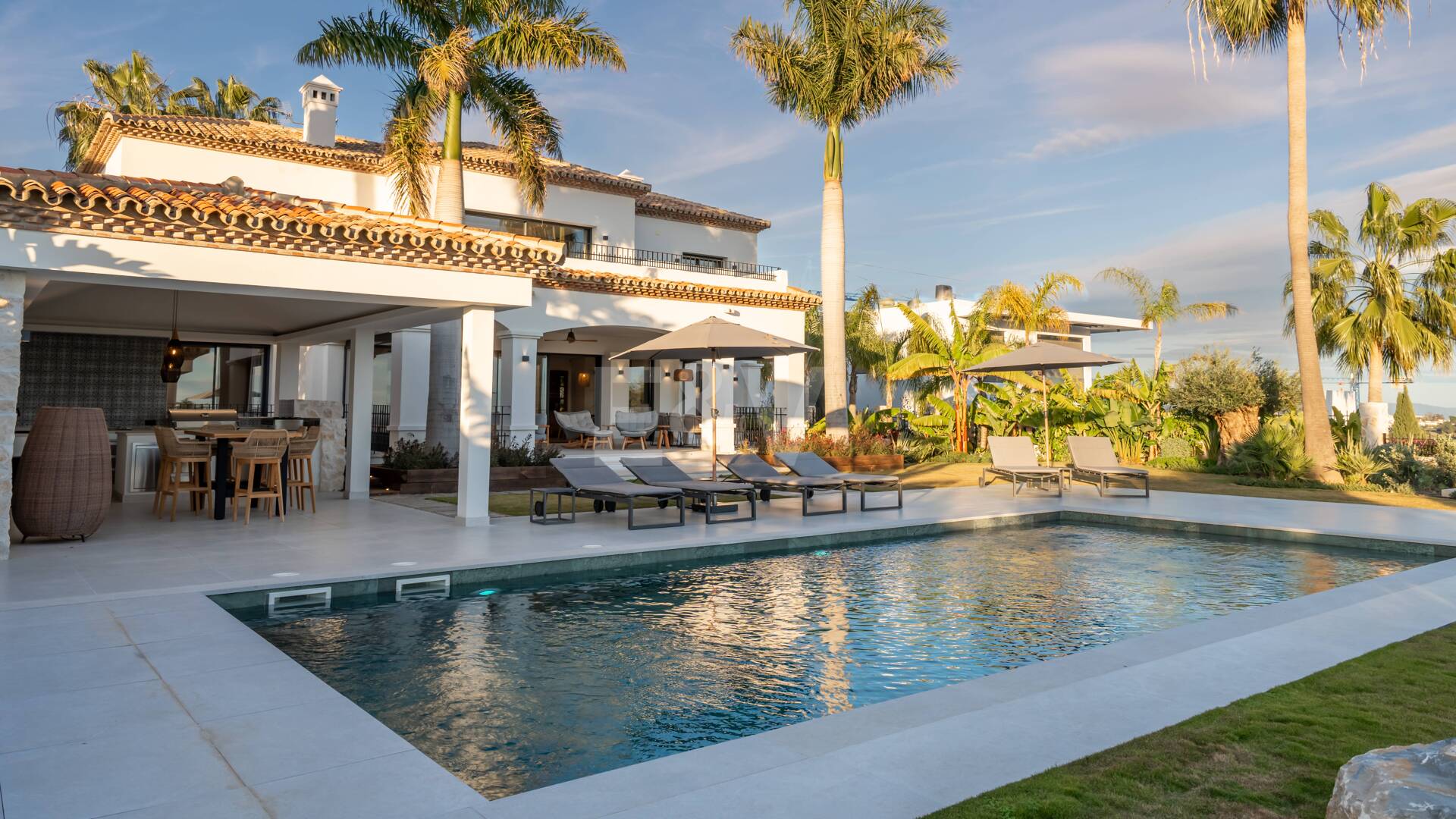 Impresionante villa andaluza con espectaculares vistas al mar en exclusiva comunidad cerrada