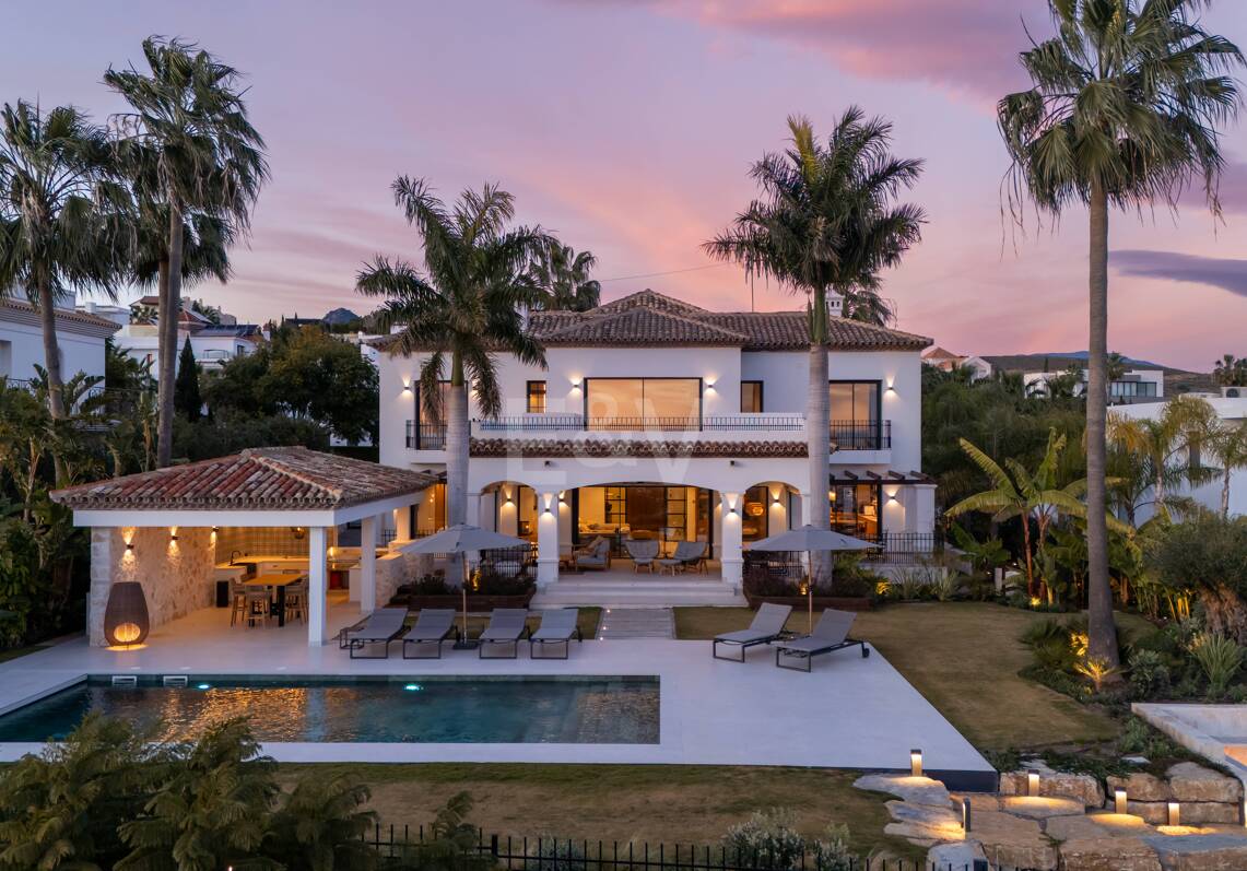 Impresionante villa andaluza con espectaculares vistas al mar en exclusiva comunidad cerrada