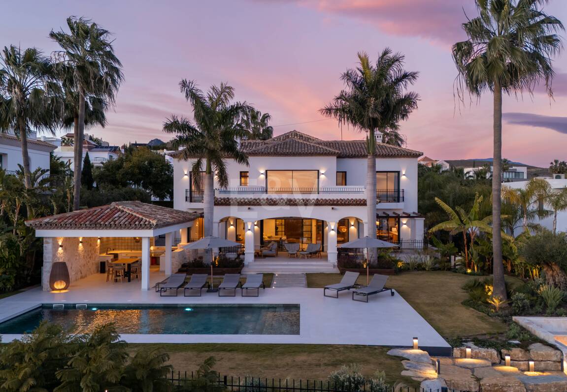 Impresionante villa andaluza con espectaculares vistas al mar en exclusiva comunidad cerrada