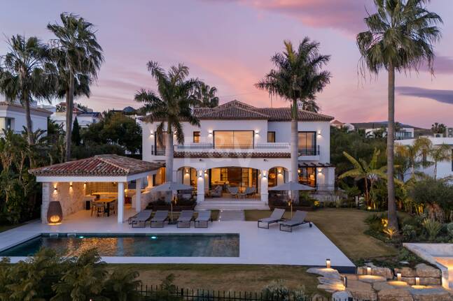 Impresionante villa andaluza con espectaculares vistas al mar en exclusiva comunidad cerrada