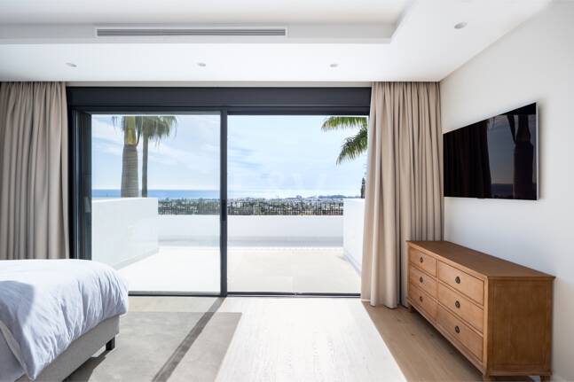 Impresionante villa andaluza con espectaculares vistas al mar en exclusiva comunidad cerrada