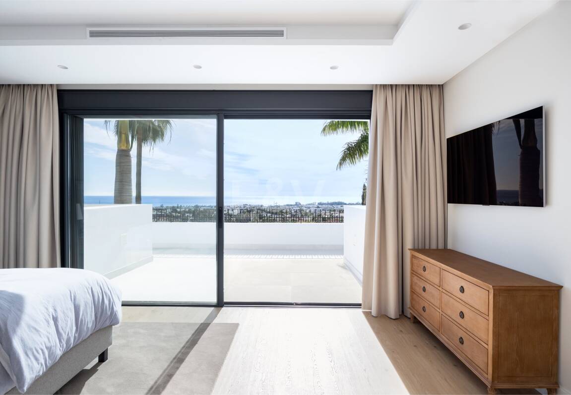 Impresionante villa andaluza con espectaculares vistas al mar en exclusiva comunidad cerrada