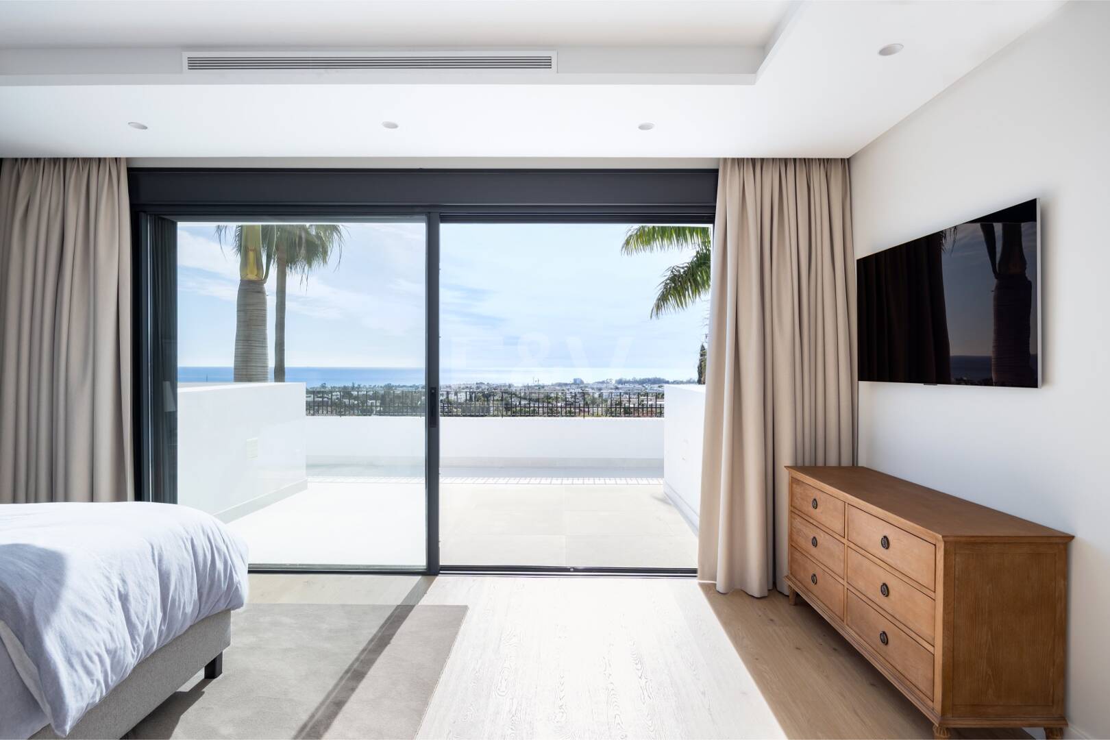 Impresionante villa andaluza con espectaculares vistas al mar en exclusiva comunidad cerrada