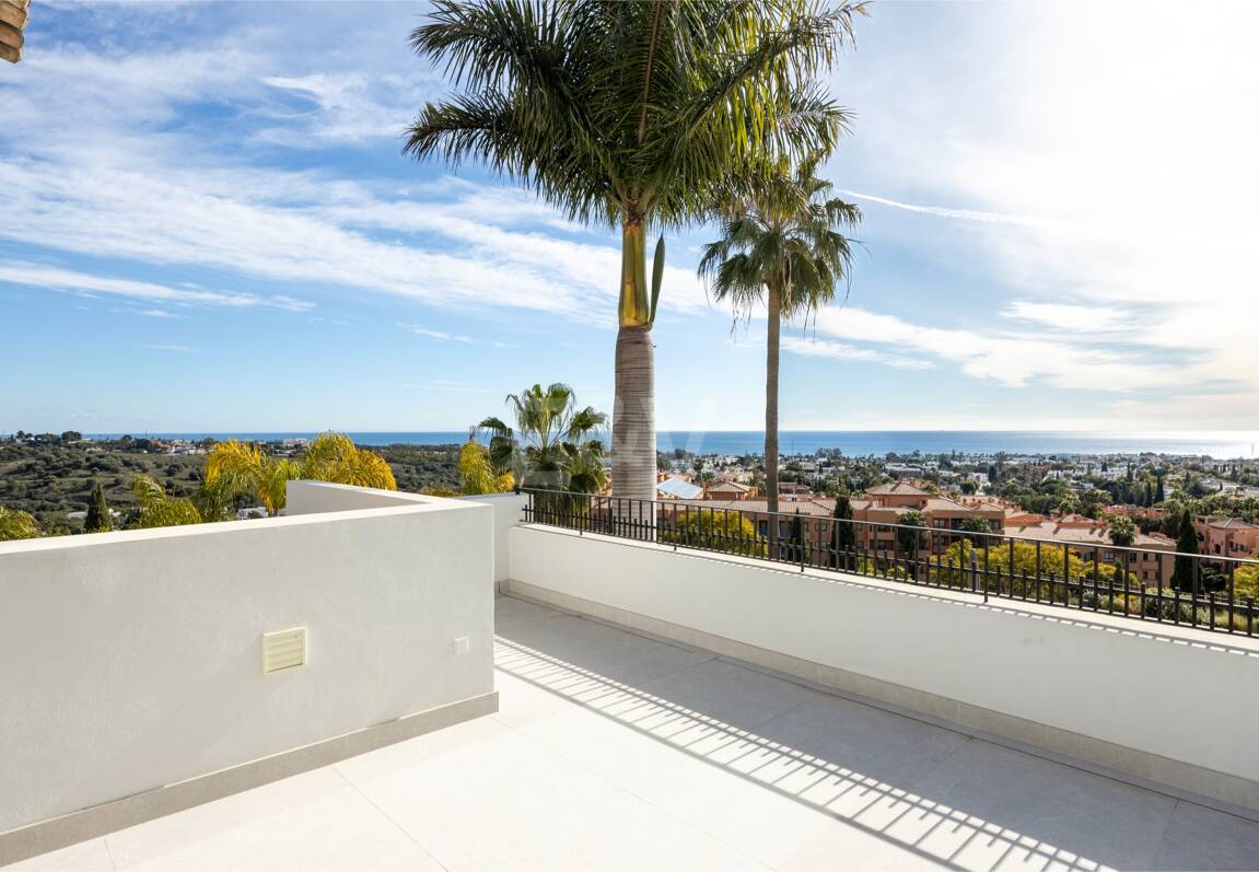Impresionante villa andaluza con espectaculares vistas al mar en exclusiva comunidad cerrada