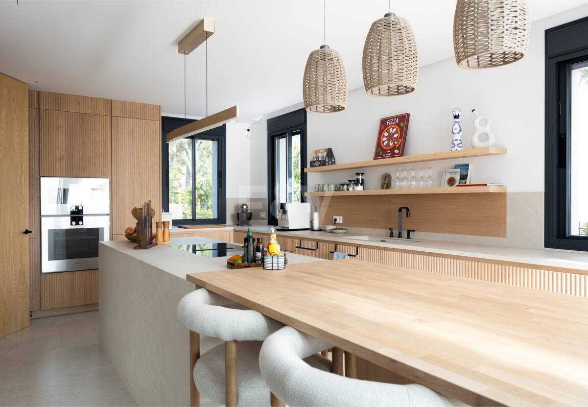 Impresionante villa andaluza con espectaculares vistas al mar en exclusiva comunidad cerrada