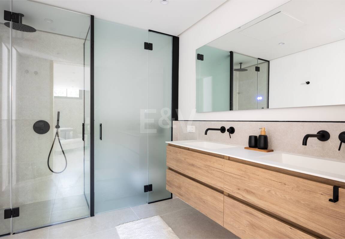 Impresionante villa andaluza con espectaculares vistas al mar en exclusiva comunidad cerrada