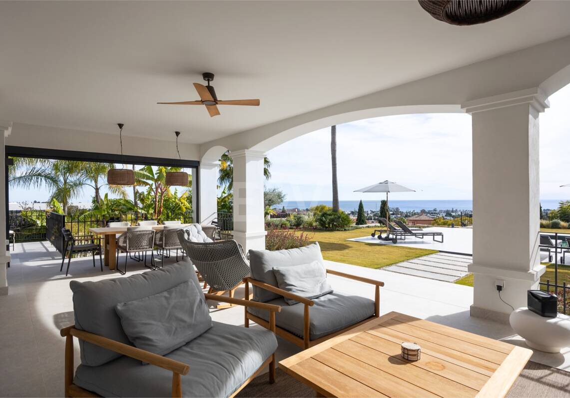 Impresionante villa andaluza con espectaculares vistas al mar en exclusiva comunidad cerrada