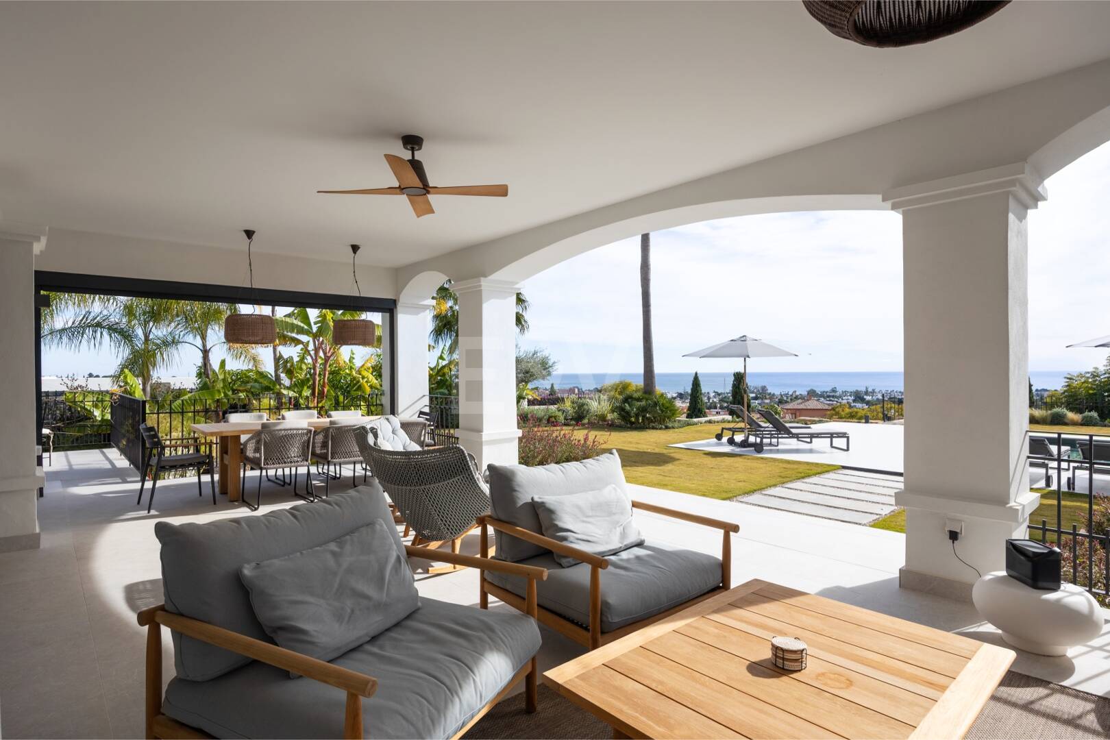 Impresionante villa andaluza con espectaculares vistas al mar en exclusiva comunidad cerrada