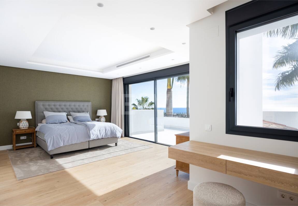 Impresionante villa andaluza con espectaculares vistas al mar en exclusiva comunidad cerrada