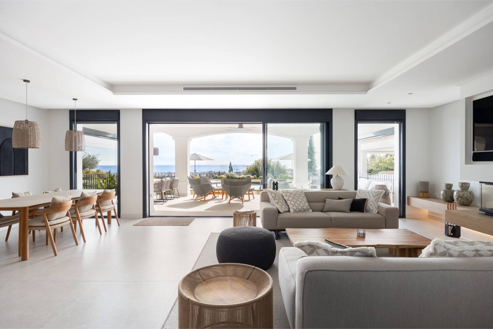 Impresionante villa andaluza con espectaculares vistas al mar en exclusiva comunidad cerrada