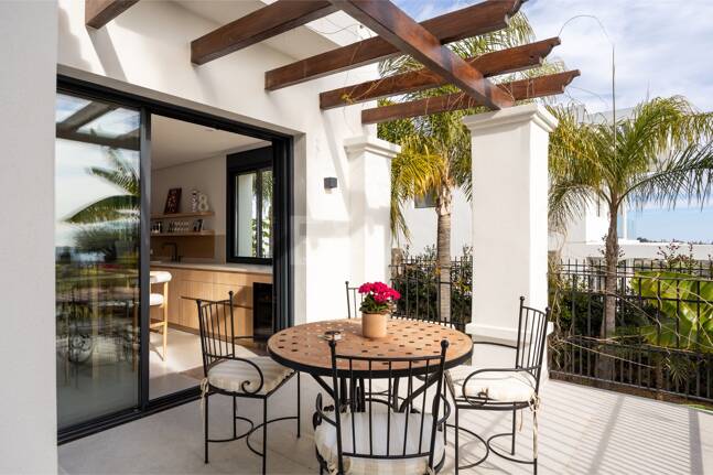 Impresionante villa andaluza con espectaculares vistas al mar en exclusiva comunidad cerrada