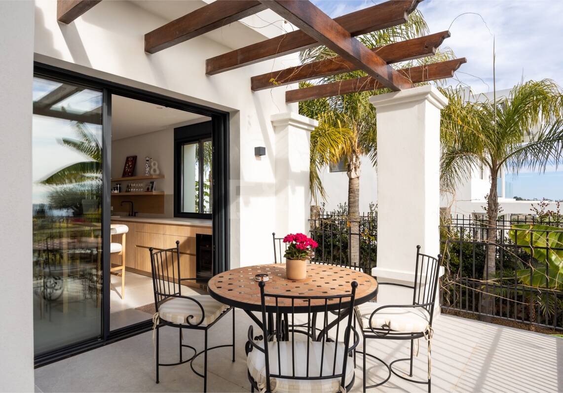 Impresionante villa andaluza con espectaculares vistas al mar en exclusiva comunidad cerrada