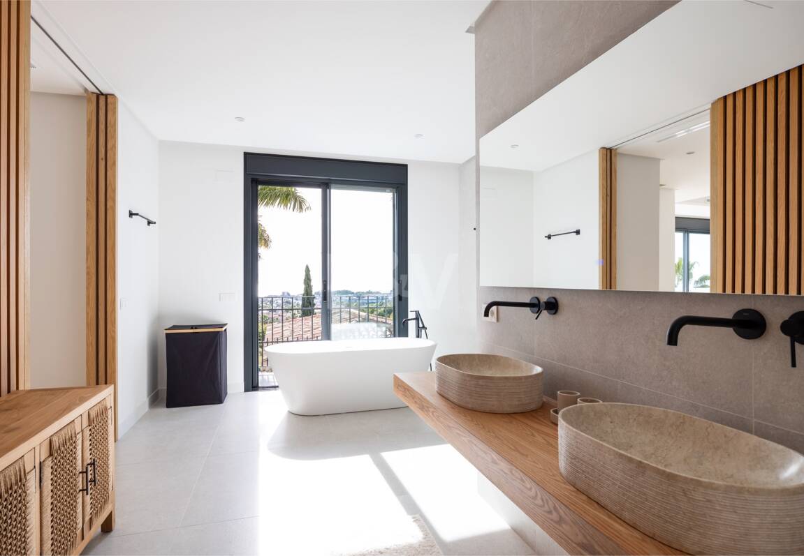 Impresionante villa andaluza con espectaculares vistas al mar en exclusiva comunidad cerrada