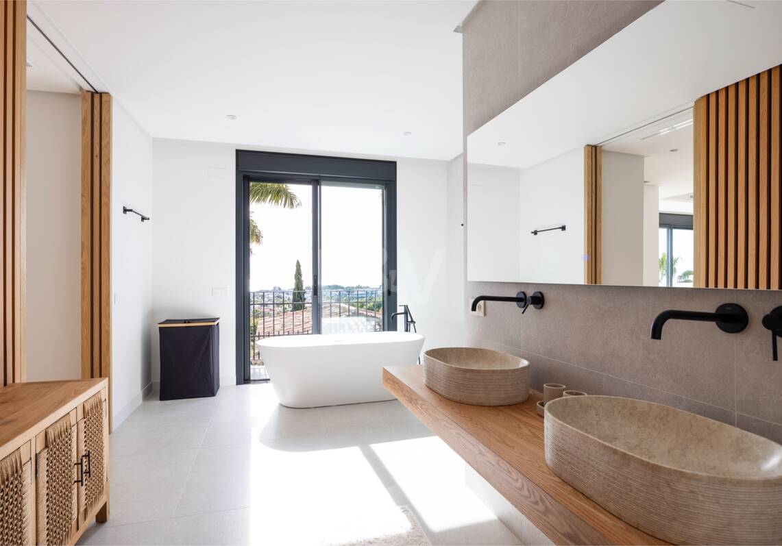 Impresionante villa andaluza con espectaculares vistas al mar en exclusiva comunidad cerrada