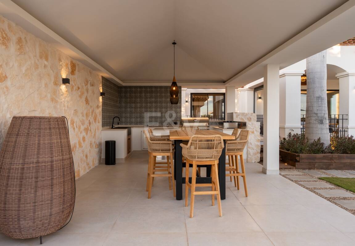 Impresionante villa andaluza con espectaculares vistas al mar en exclusiva comunidad cerrada