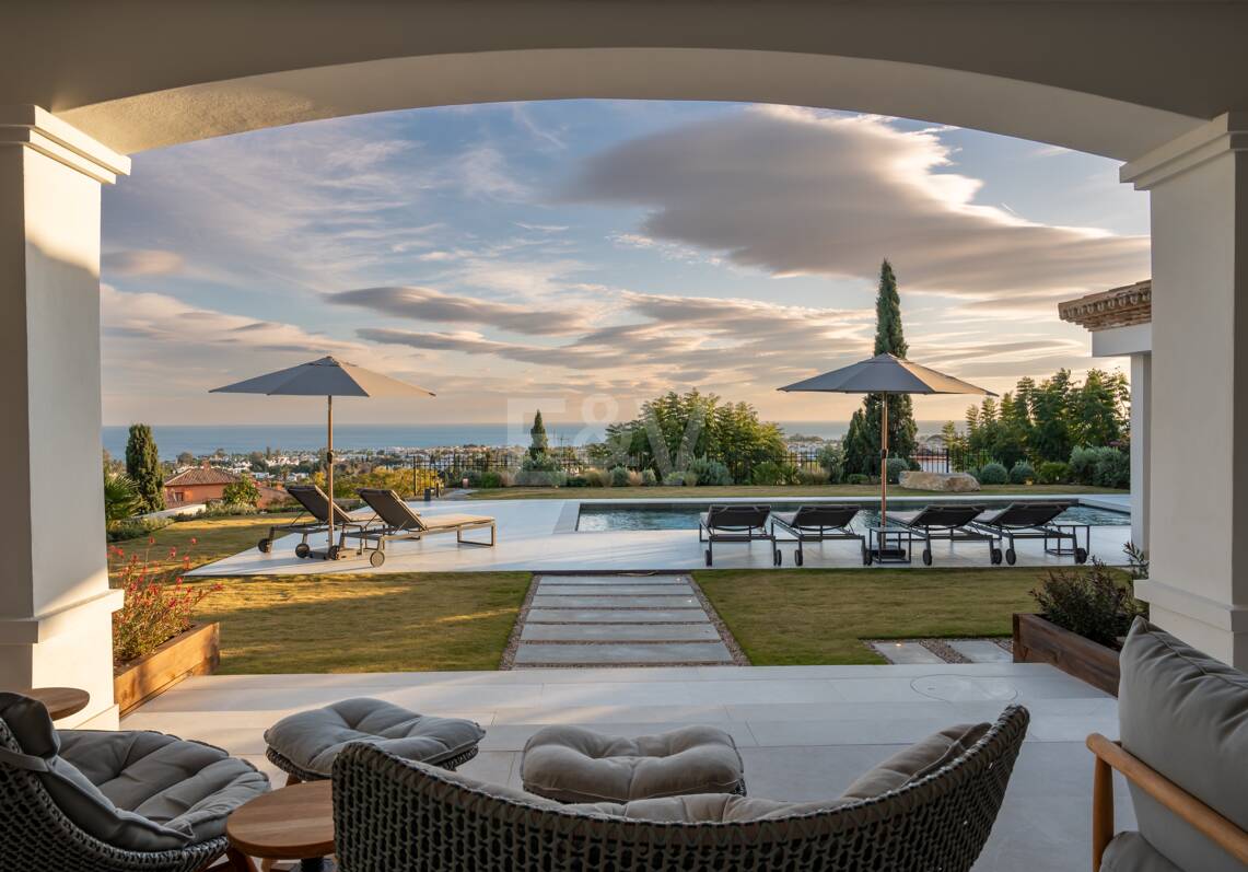 Impresionante villa andaluza con espectaculares vistas al mar en exclusiva comunidad cerrada