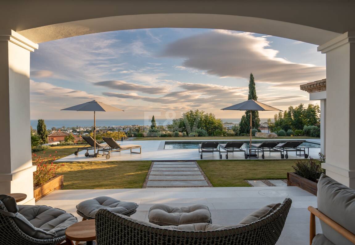 Impresionante villa andaluza con espectaculares vistas al mar en exclusiva comunidad cerrada