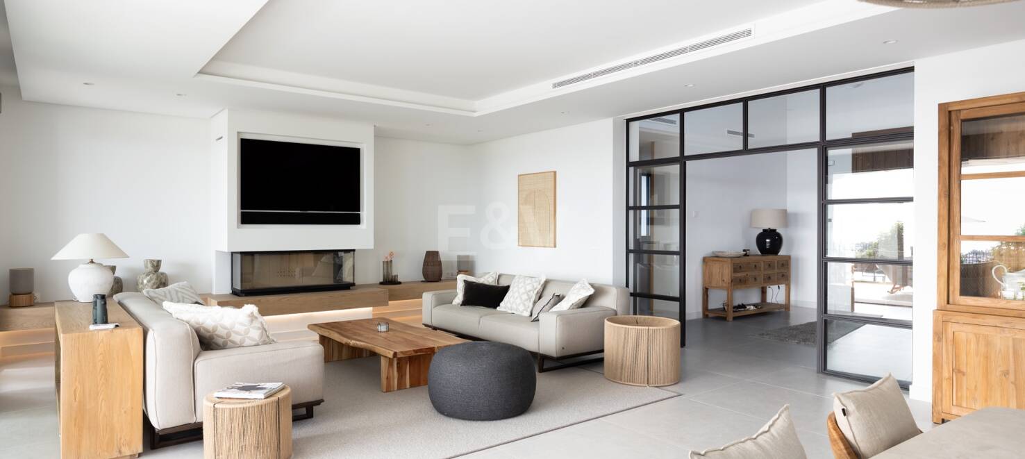 Stunning Andalusian Villa with Spectacular Sea Views in Exclusive Gated Community