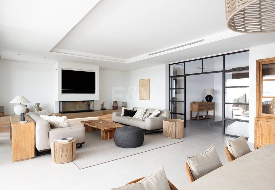 Impresionante villa andaluza con espectaculares vistas al mar en exclusiva comunidad cerrada