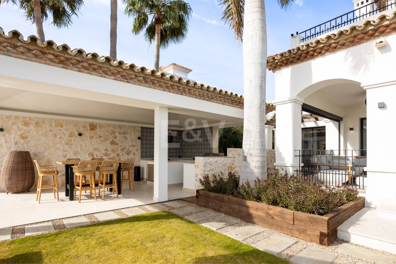 Impresionante villa andaluza con espectaculares vistas al mar en exclusiva comunidad cerrada