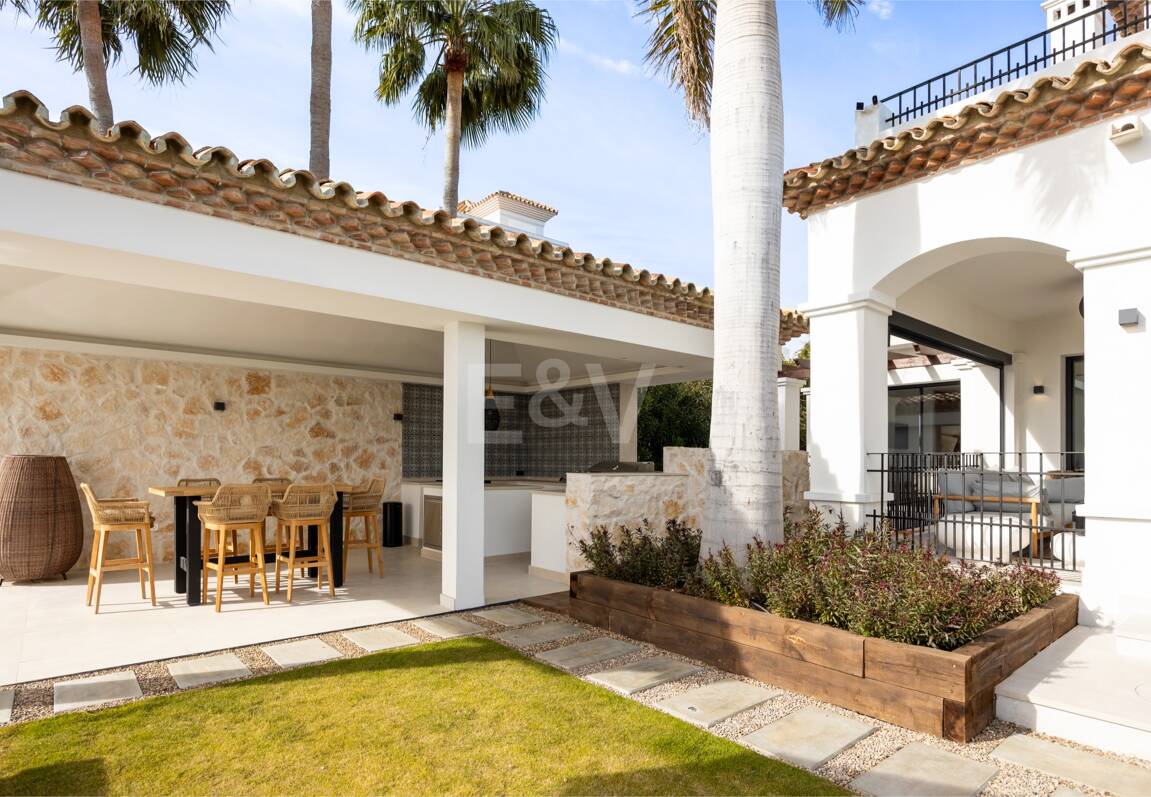 Impresionante villa andaluza con espectaculares vistas al mar en exclusiva comunidad cerrada