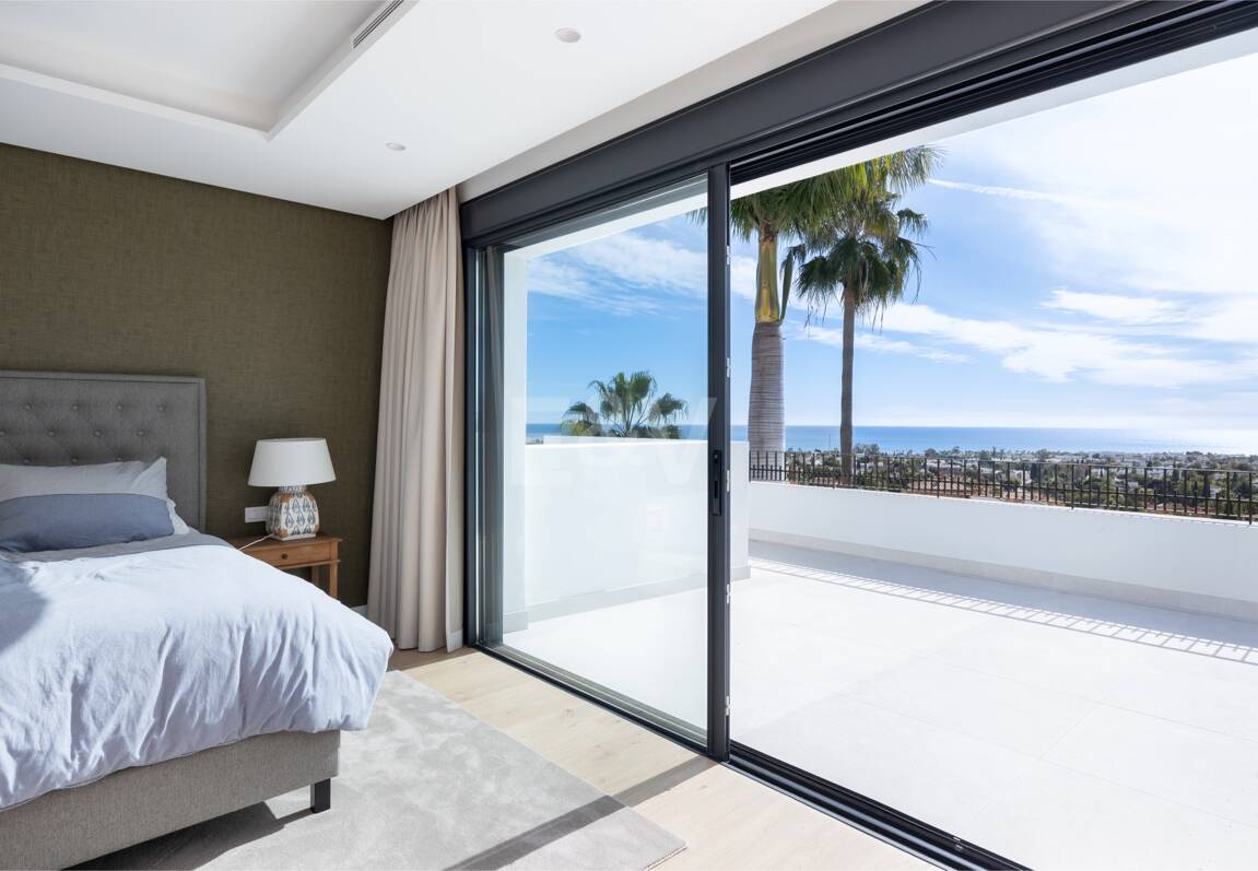 Impresionante villa andaluza con espectaculares vistas al mar en exclusiva comunidad cerrada