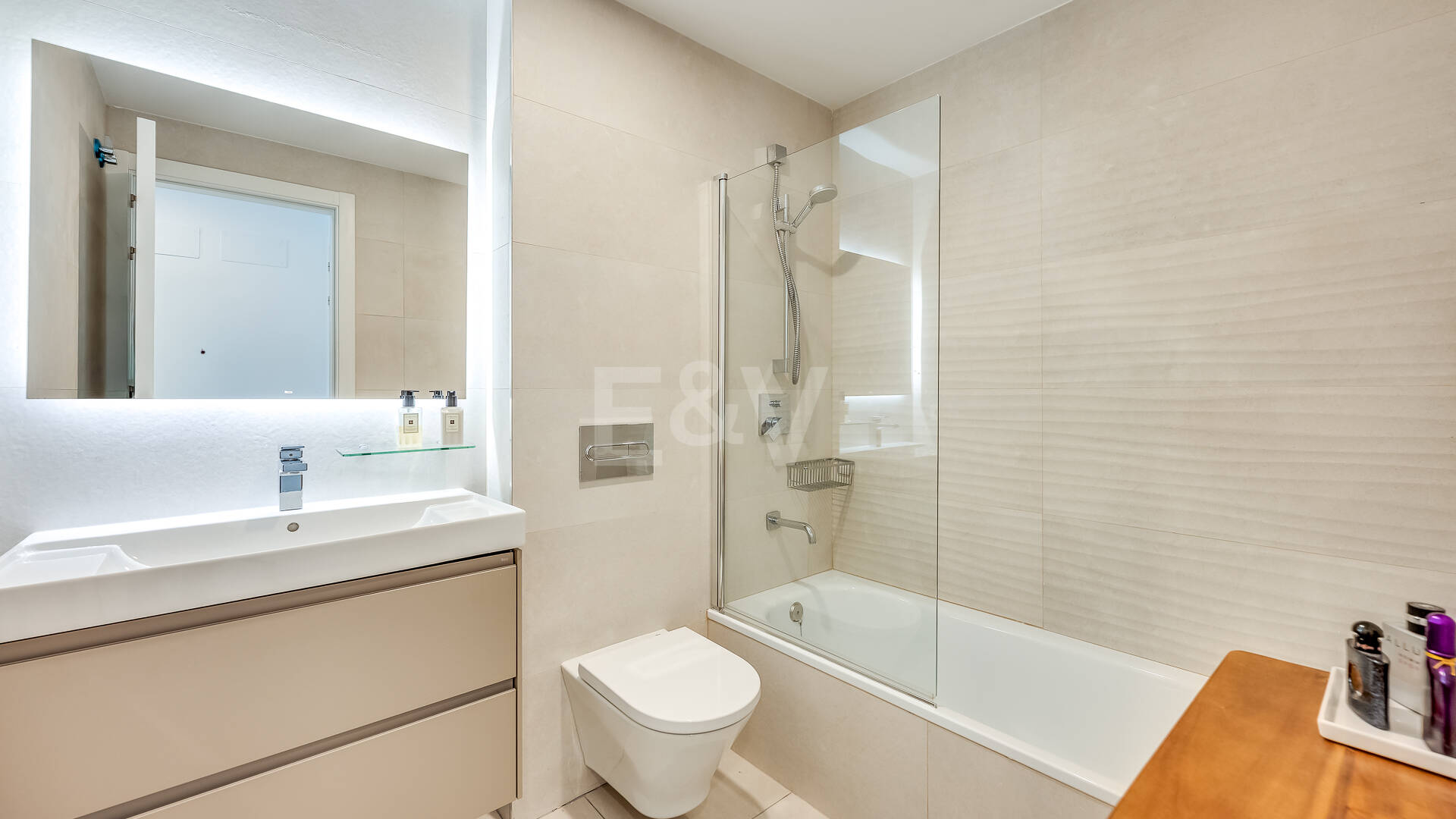 Vive el Mediterráneo: apartamento con jardín privado a pasos del mar